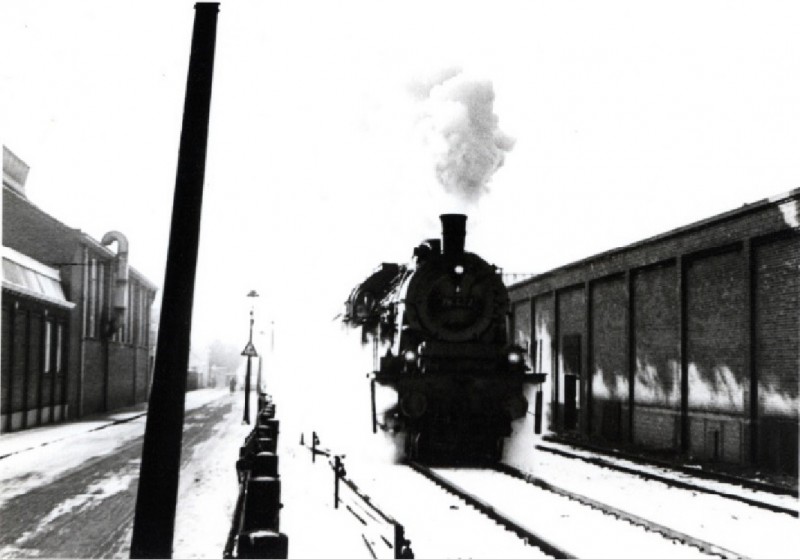 Parallelweg Spoorlijn met stoomltrein t.h.v. Sepp (links) 1962.jpg