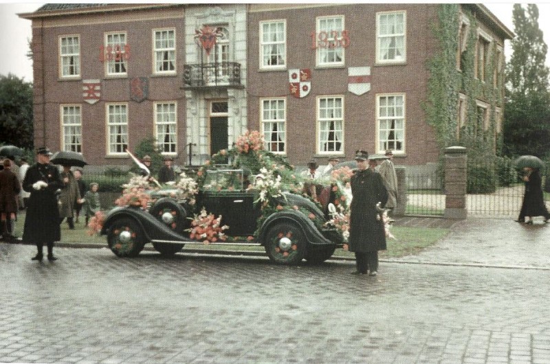 Boddenkampsingel 40. Vier wapenborden - van Enschede, de Nederlandse Leeuw, Oranje Nassau en Lonneker. Ter ere van jey 40-jarige jubileum van Koningin Wilhelmina..JPG