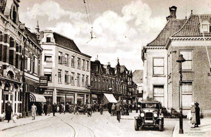 Langestraat 20 links Ijmuider vishandel verder  CenA l Presburg schoenen links hoek Haverstraat, rechts Blijdensteinhuis.jpg