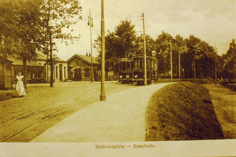 stationsplein met tram.JPG