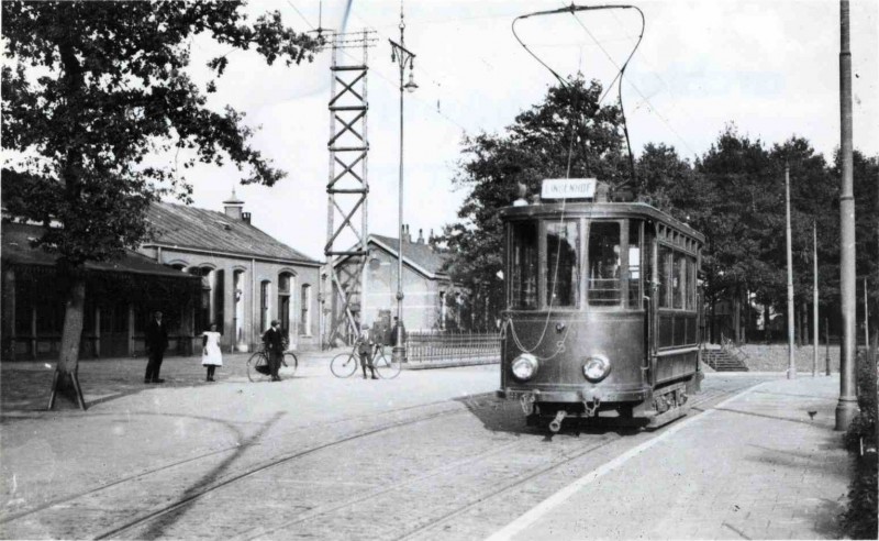 Stationsweg 1914 Tramwagen van de T.E.T voor het SS-station.jpg