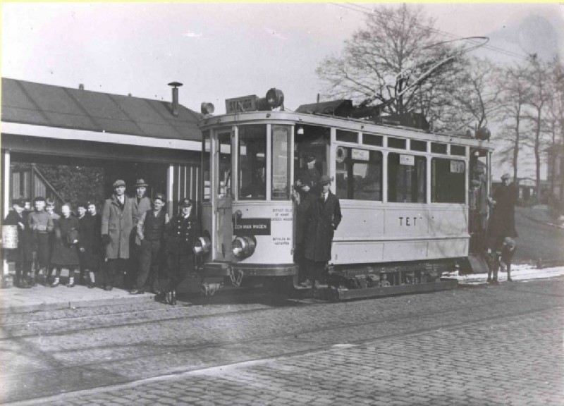 Stationsweg 1933 T.E.T. tram bij het station.jpg