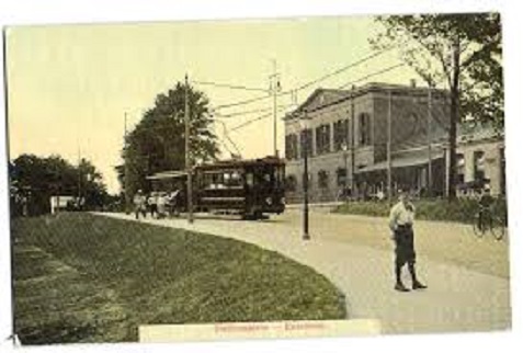 Stationsweg tram bij oude station.jpg