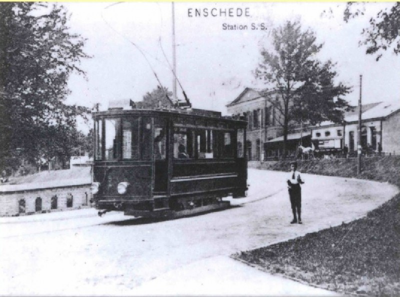 Parkweg 1908 Tram van de Twentse Electrische Tramwegmaatschappij T.E.T. en station Staatsspoor.jpg