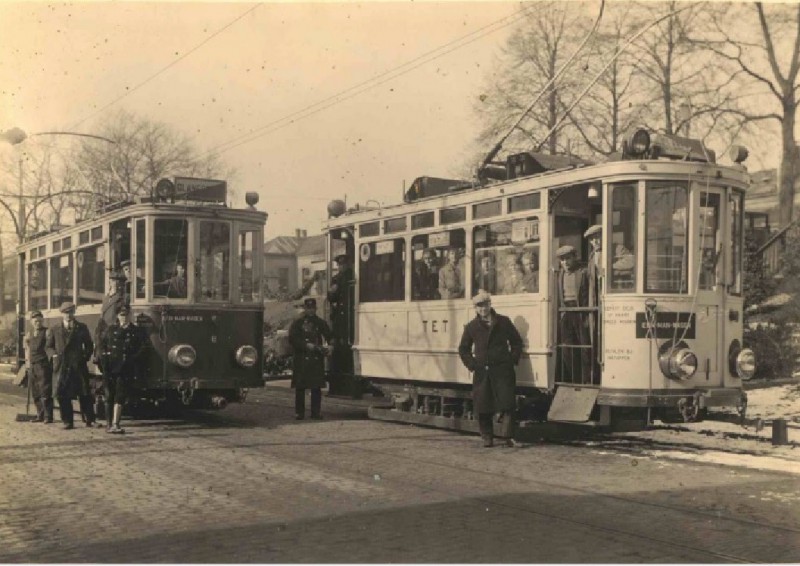 Parkweg 1933 Trams voor het station.jpg