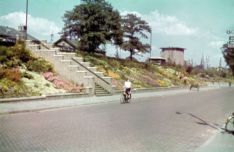 Parkweg met trap naar oude station.jpg