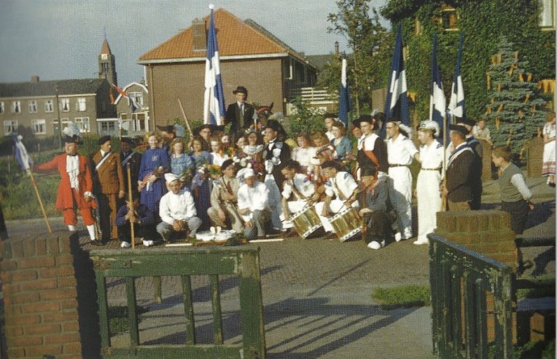 Het 50-jarig jubileum van Koningin Wilhelmina wordt uitgebreid gevierd. Hier een bont uitgedoste groep met in het midden een bruidspaar. Op de achtergrond de Mariakerk aan de Deurningerstraat.  31 aug. 1948 .jpg