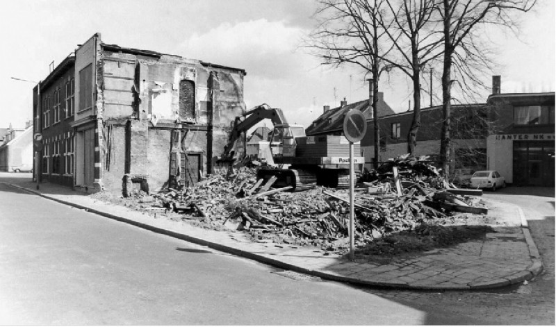 Gronausevoetpad 52 hoek met Gronausevoetpad is gesloopt. Rechts autospuiterij Hanterink N.V..jpg