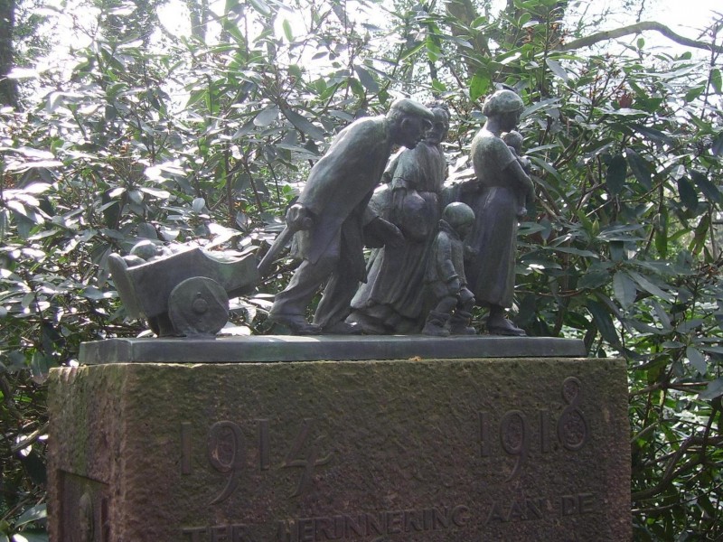 Monument Belgische vluchtelingen 1914 - 1918 in van Lochemspark.jpg