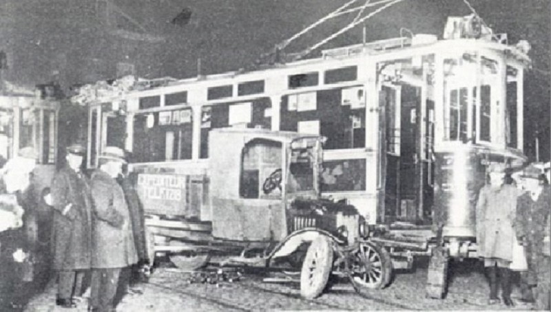 Hoedemakerplein aanrijding  tram met een vrachtwagen van de firma Noorderdorp 1931.jpg