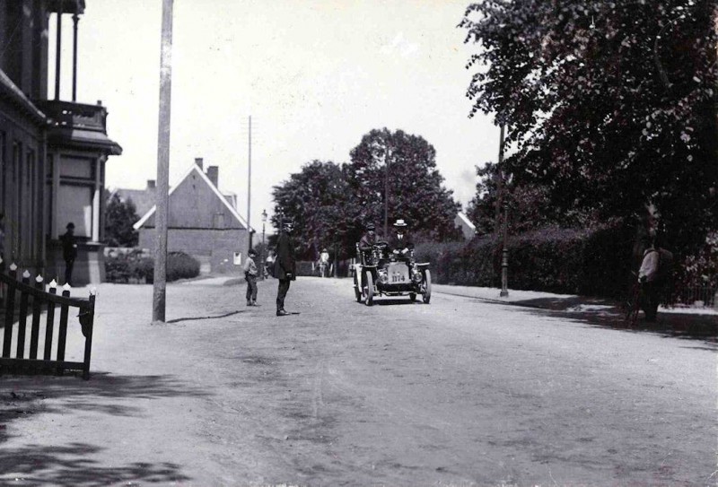 gronausestraat (espoortstraat nu ) ter hoogte van de kneedweg 1910 eerste auto.jpg