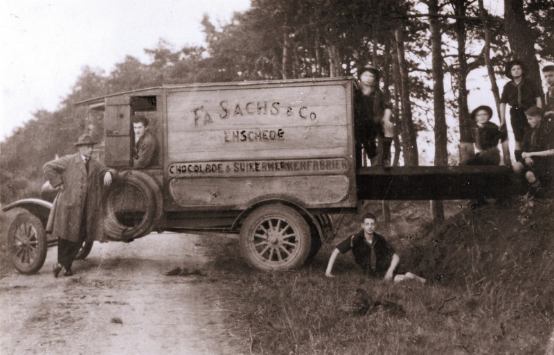 Vrachtauto van de fa. Sachs op landweg met scouts 1920.jpg