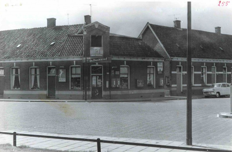 Dennenweg hoek Zweringweg  1961 sigarenwinkel Nieuwe Weme.jpg
