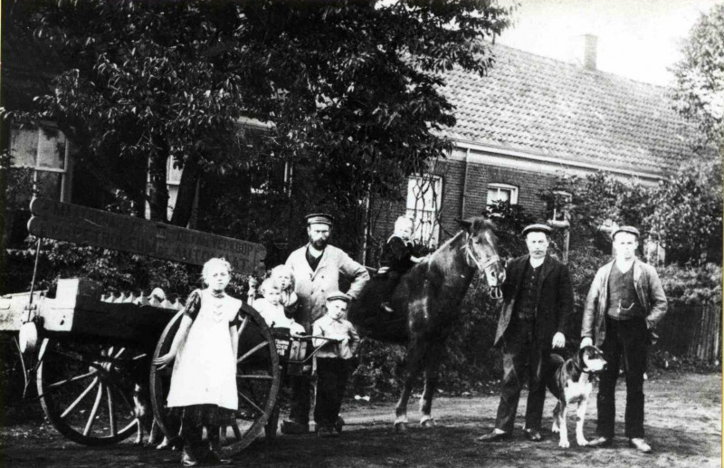 Het Getfert 1910. Groepsfoto met hondenkar en paard..jpg
