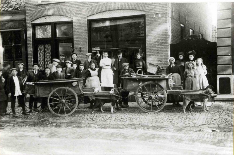 Oldenzaalsestraat nu Heurne, t.h.v. Radio Nijhuis Hondekarren en groep poserende mensen voor vleeschhouwer M. van Hunnik (telefoon nr. 7).jpg