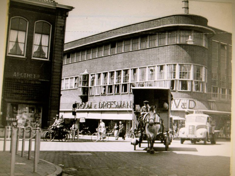 hengelosestraat kruispunt de Graaff pand Vroom en Dreesmann paard en wagen.jpg