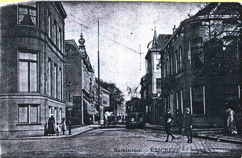 Marktstraat 1910 Ter hoogte van de Noorderhagen, gezien richting Markt, met tram..jpg