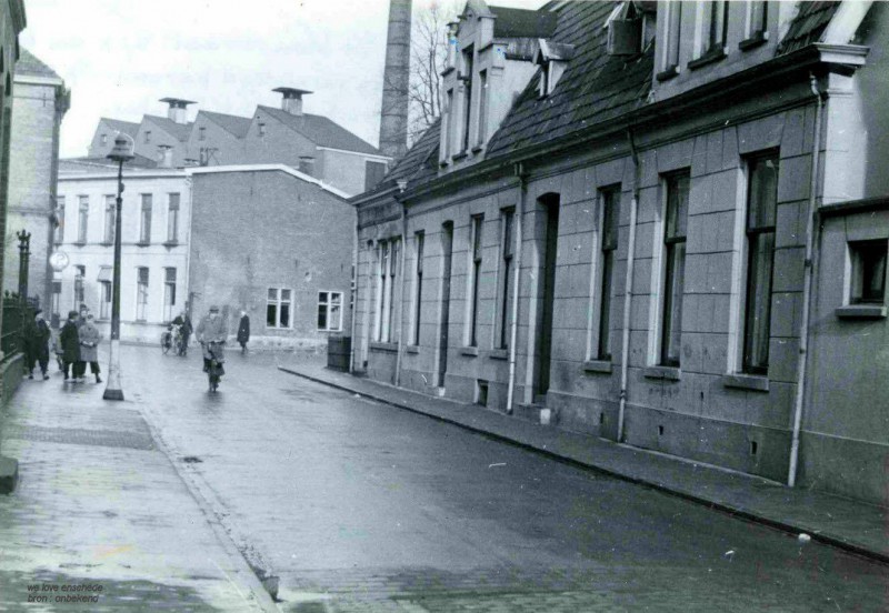 Brinkstraat 3  rechts Veenstraat schoorsteen Textielfabriek Blenken 1944.jpg
