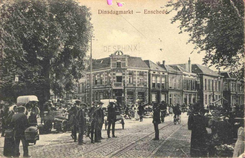 Markt Dinsdagmarkt Het oude pand van Stolker Markt 31 met de Sphinx reclame. tramrails. warenmarkt.jpg