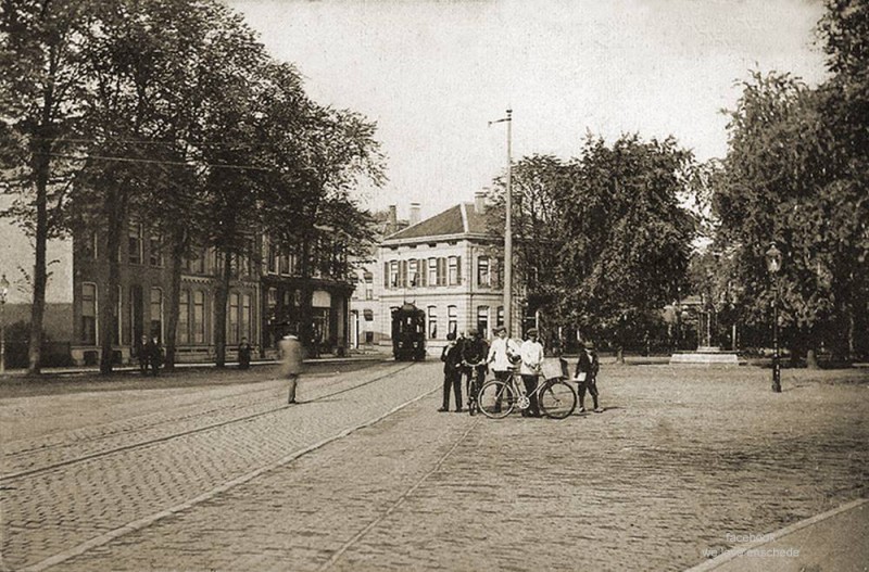 Markt villa Cromhoff fontein en tram.jpg