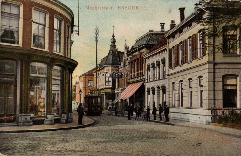 Marktstraat vanaf de Markt met tram.jpg