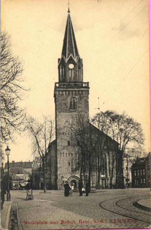Markt 1910 Vanuit Marktstraat in zuidelijke richting met NH-kerk (Grote Kerk) en tramlijn.jpg