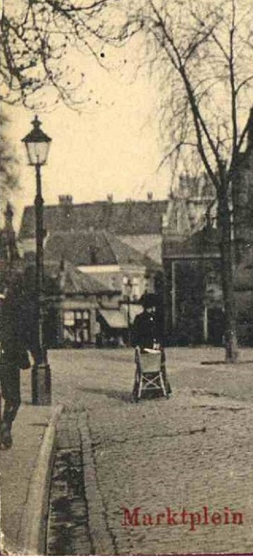 Markt 1910 Vanuit Marktstraat in zuidelijke richting met NH-kerk (Grote Kerk) en tramlijn.jpg