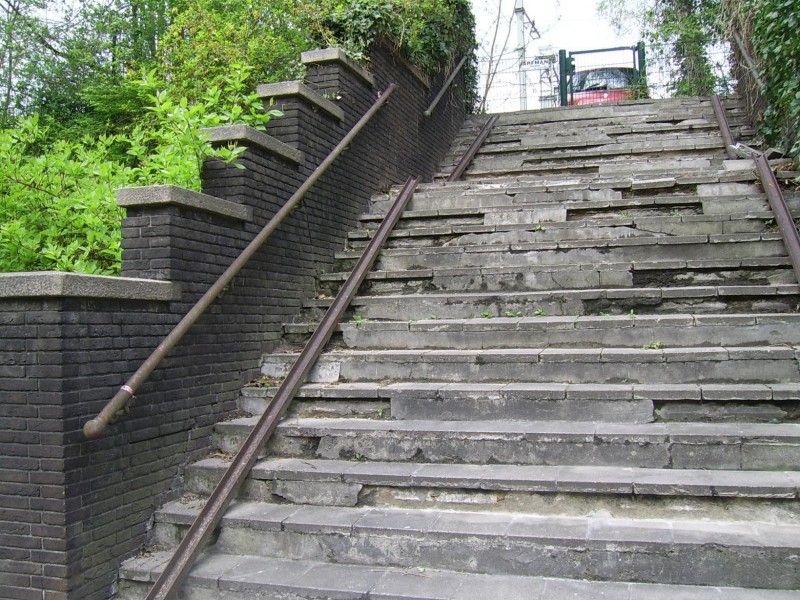 Parkweg trapje naar voormalig station staatsspoor.jpg