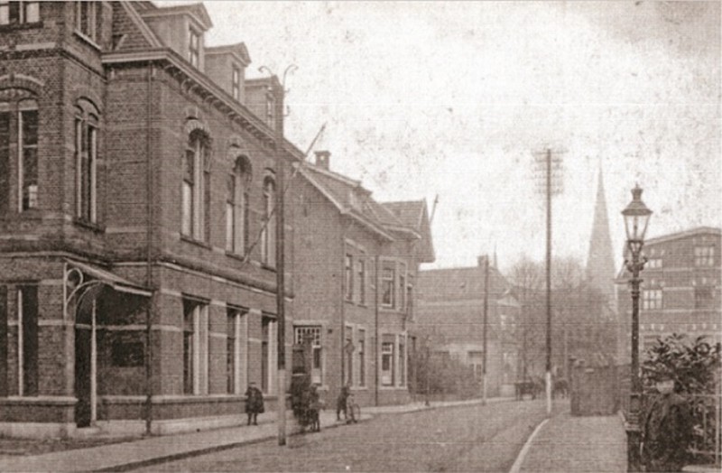 Molenstraat Vanaf Visserijstraat richting Oldenzaalsestraat, met links het kantongerecht 1915.jpg