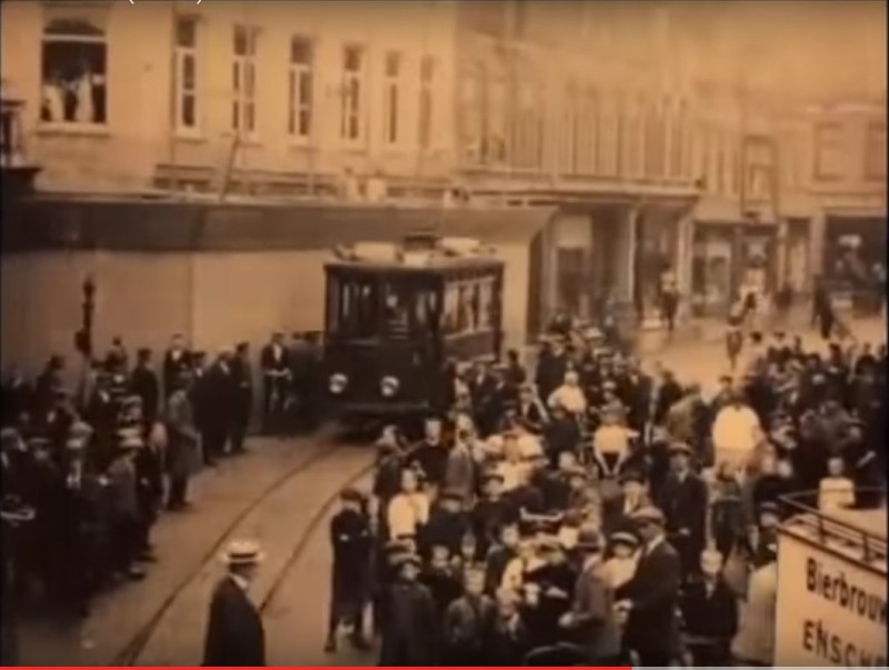 Langestraat 1920 tram en vrachtwagen  Bierbrouwerij Enschede.jpg