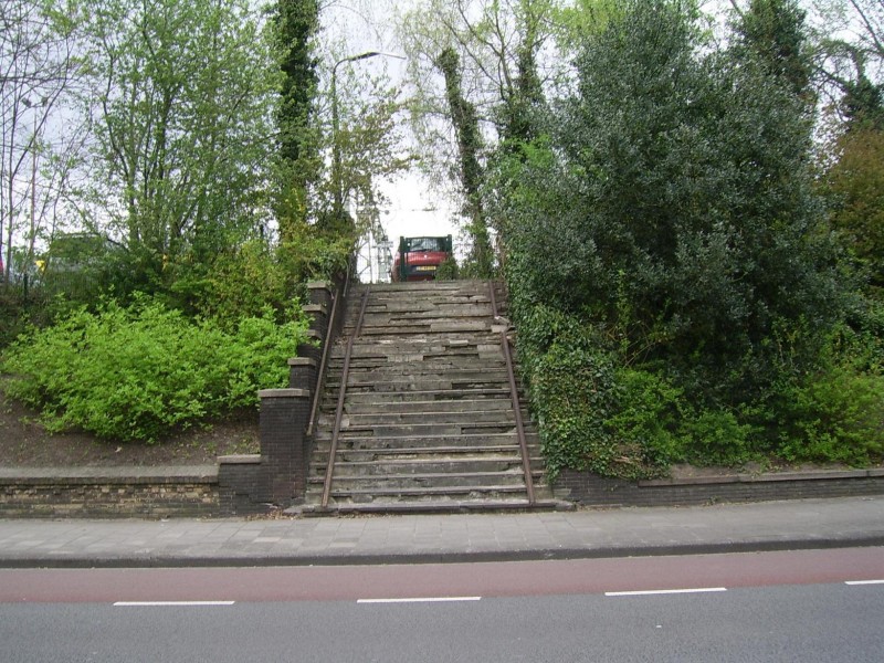 Parkweg trapje naar voormalig station staatsspoor2.jpg