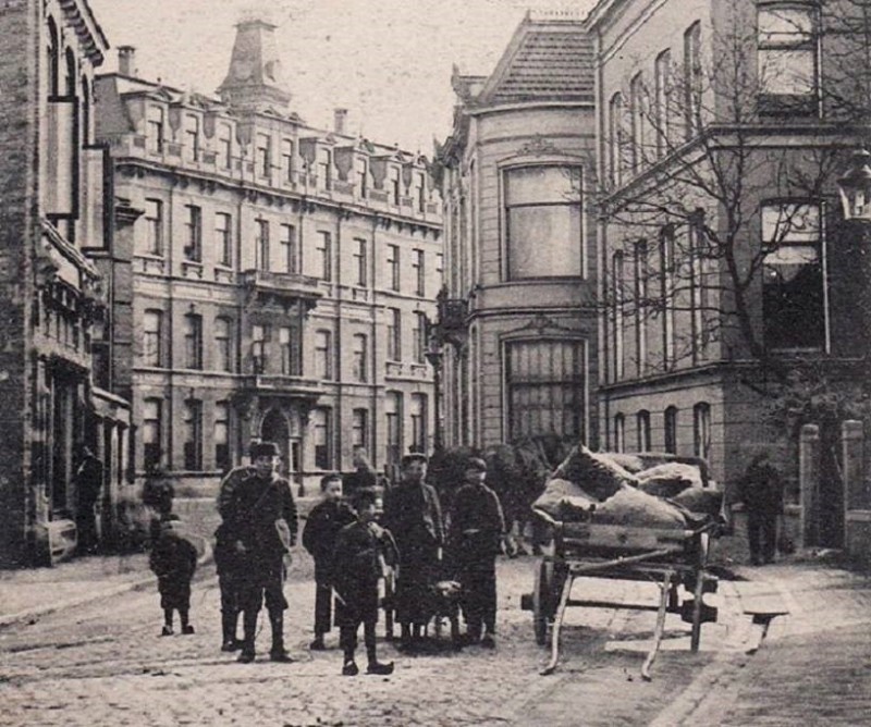Haaksbergerstraat Hotel de Graaff rechts pand Helmich van Heek, gesloopt in 1907 ivm aanleg Brammelerstraat.JPG