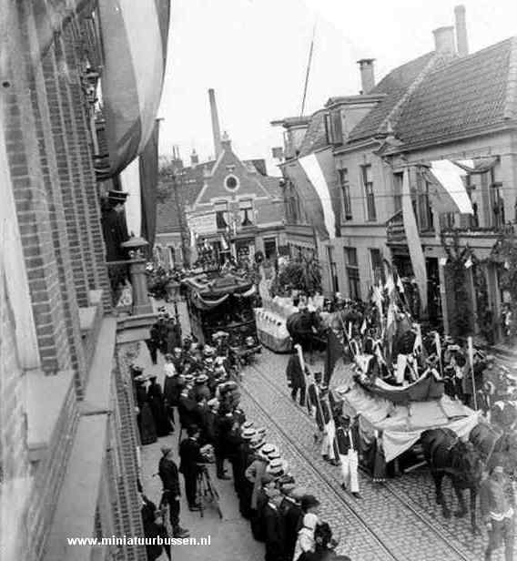 Gronausestraat (thans de Klomp) tijdens Koninginnendag. 1910.jpg