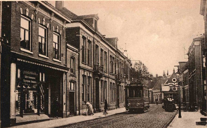 Gronausestraat 1920 T.h.v. De Klomp richting Veenstraat met tram. Links de eerste enschedese elektrische bakkerij..jpg