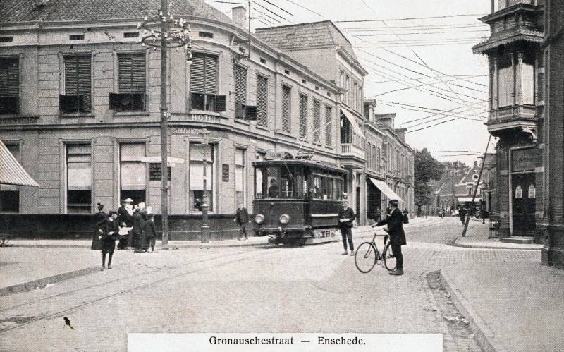 Gronausestraat tram links hotel De Klomp.jpg