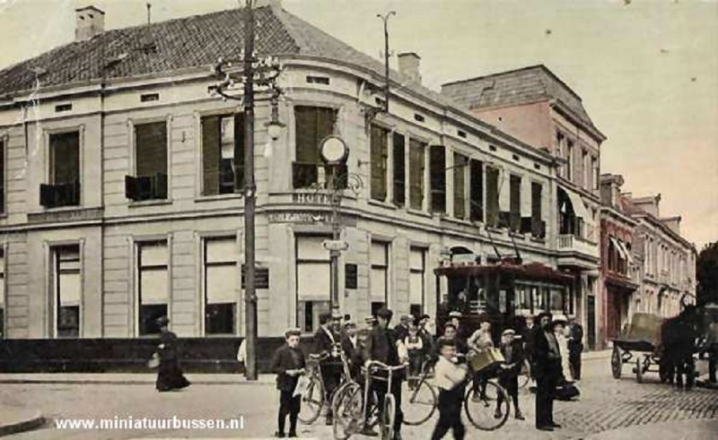 Gronausestraat tram links hotel De Klomp 1908.jpg