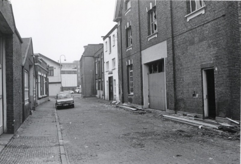 Niermansgang. Richting Molenstraat met rechts nr. 15 afbraakpand. J. Gerstner.jpg