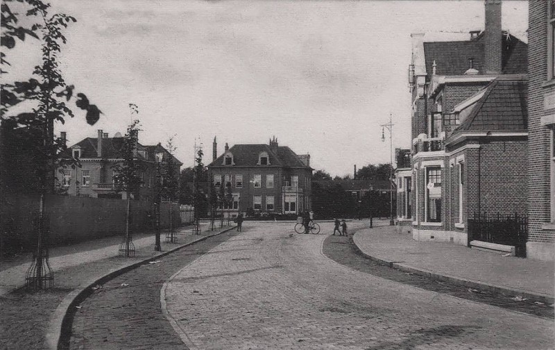 Nijverheidstraat achtergrond directiewoning M.L. Van Gelderen van Textielfabriek Nijverheid.JPG