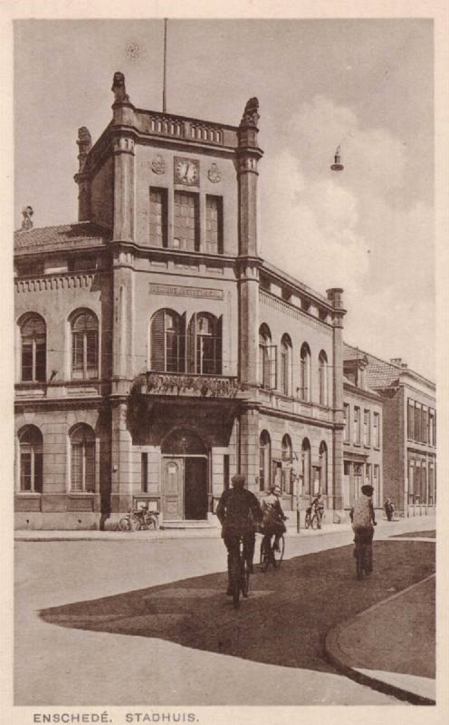 Langestraat oude stadhuis met 3 leeuwen.jpg