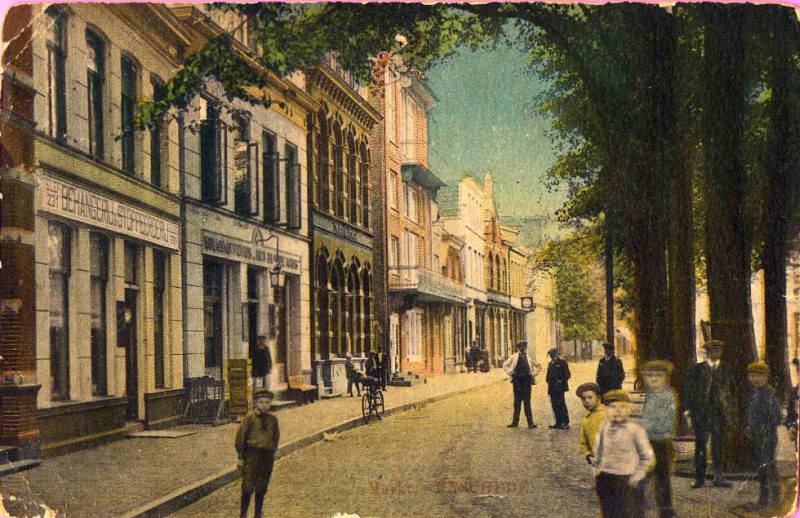 Markt 1910  gedeelte vanuit Bolwerkstraat met Volkskoffiehuis.Behangerij Stoffeerderij..jpg