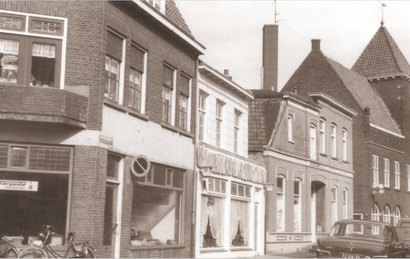 Noorderhagen 51a Voorzijde panden, met rechts Gebouw (schouwburg) Irene 1967.jpg