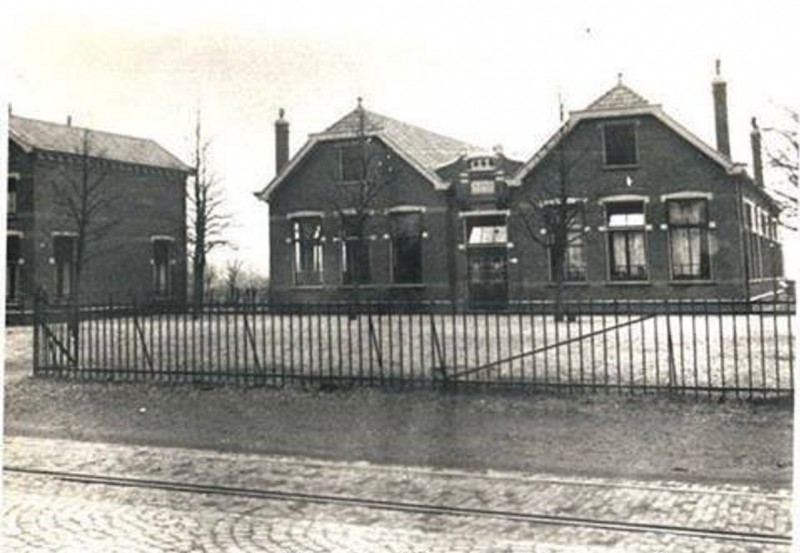 Gronausestraat 827 Dolphiaschool met tramrails.jpg