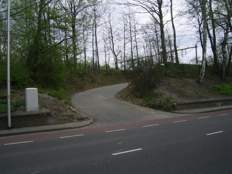 Parkweg helling naar het spoor.jpg