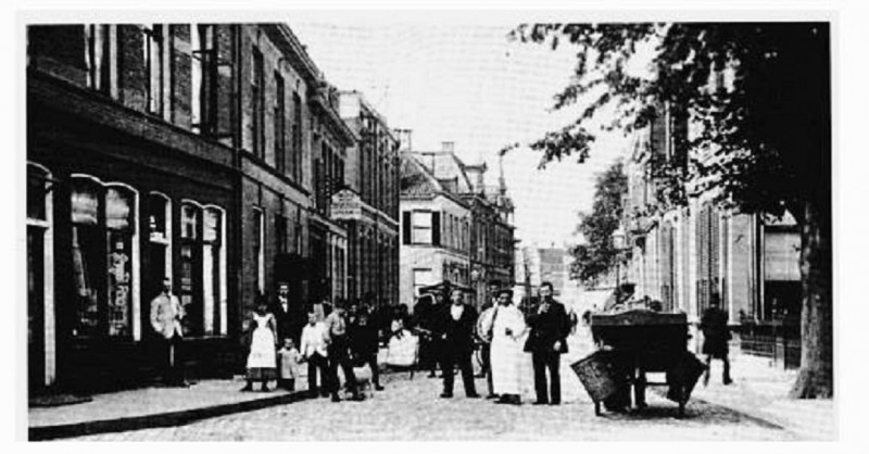 Gronausestraat 15 rechts. in het midden links 2-26 met o.a. huis J Stroink en rijwielstalling later boekhandel Witkam 1900.jpg