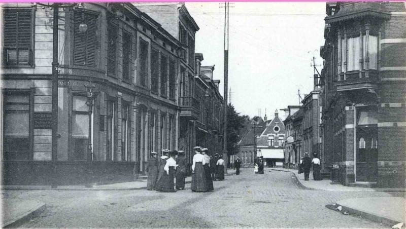 Gronausestraat 2-26 rechts Vanuit Langestraat tot aan hoek Veenstraat, met links hotel de Klomp 1902.jpg