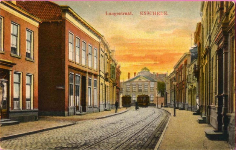 Langestraat 17 rechts Ter hoogte van de Hofstraat, richting Gronausestraat, met tramlijn 1910.jpg
