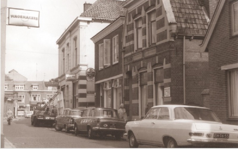 Noorderhagen 44 46 Voorzijde panden, met rechts o.a. café J.C. Blom en winkel Lasonder Verf-Behang. Links Wagemakers 1967.jpg
