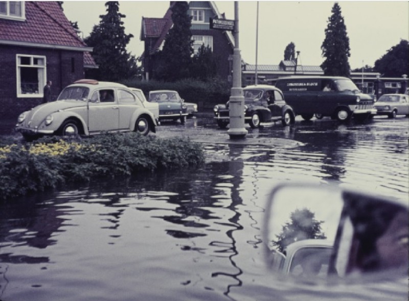 Pathmossingel-Tweede Emmastraat. Door wolkbreuk veroorzaakte overstroming van het wegdek 17-8-1969.jpg