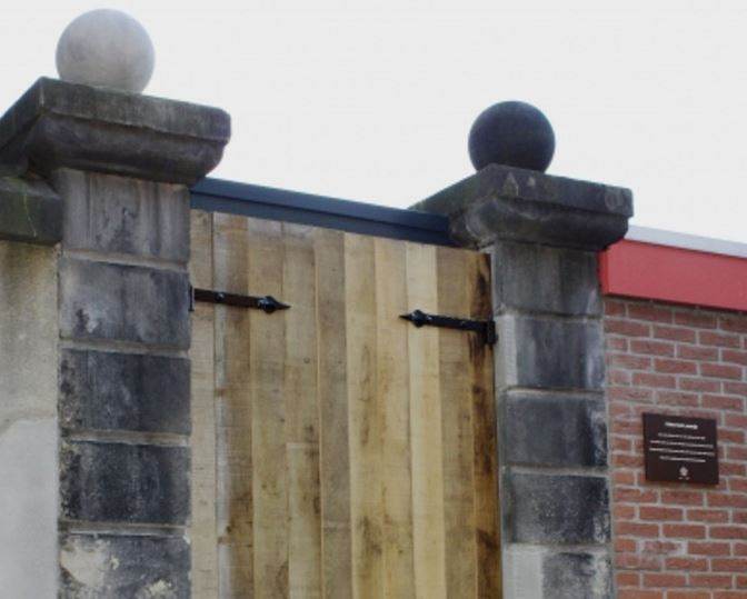 Monumentale poort in Enschede in ere hersteld.JPG