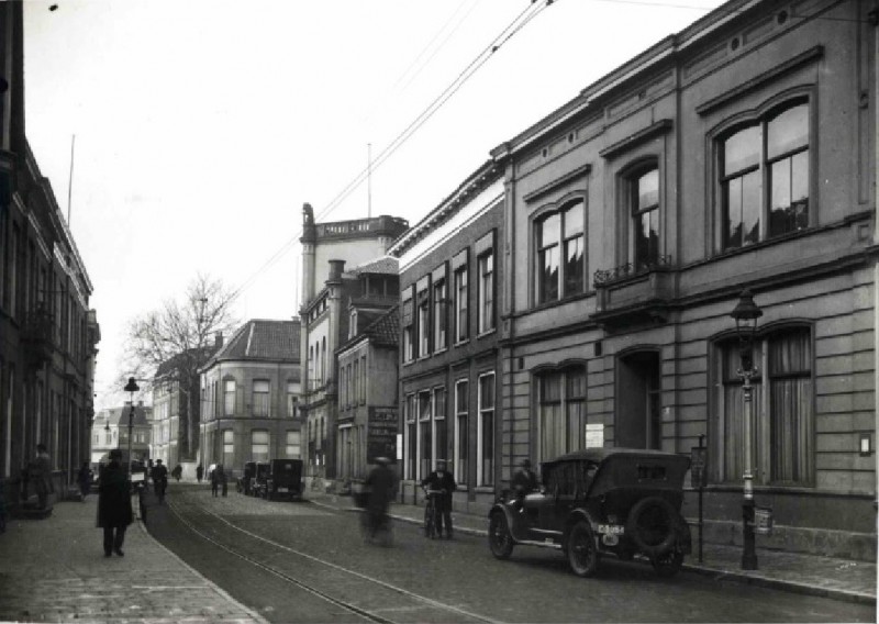 Langestraat rechts nr. 30 woonhuis N.G. van Huis en op de hoek oude stadhuis jan. 1930.jpg
